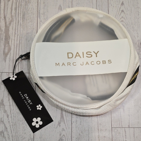 Marc Jacobs Handbags - 🌼Marc Jacobs Daisy Round Cream Pouch